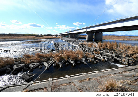 荒川に架かる荒川大橋の冬景色 荒川に架かる荒川大橋の冬景色 124197041