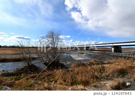 荒川に架かる荒川大橋の冬景色 124197043