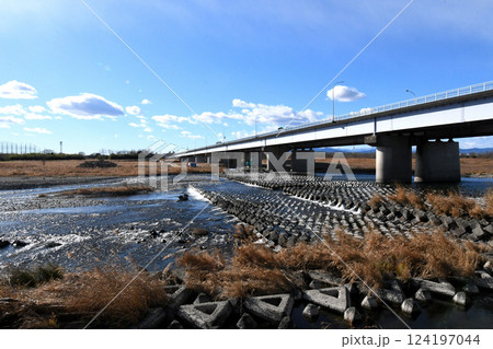 荒川に架かる荒川大橋の冬景色 荒川に架かる荒川大橋の冬景色 124197044