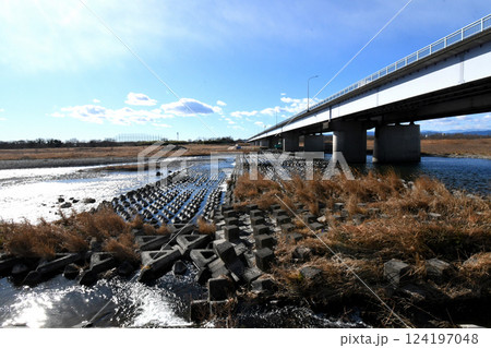 荒川に架かる荒川大橋の冬景色 荒川に架かる荒川大橋の冬景色 124197048