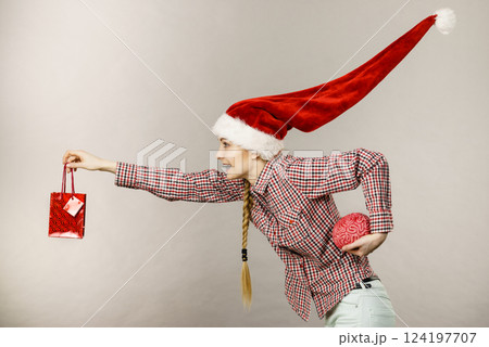 Christmas woman holding shopping bag and brain 124197707