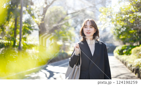 スーツで歩く若いビジネスウーマン  124198259