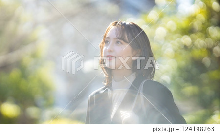 スーツで歩く若いビジネスウーマン 124198263