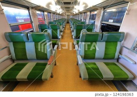 【愛媛県】四国鉄道文化館の急行用気動車の車内 124198363