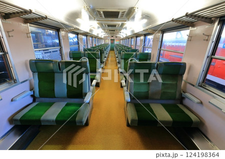【愛媛県】四国鉄道文化館の急行用気動車の車内 124198364