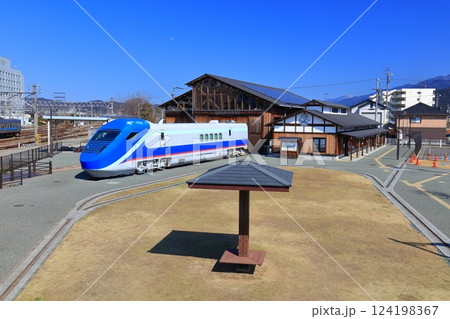 【愛媛県】快晴の四国鉄道文化館とフリーゲージトレイン 124198367