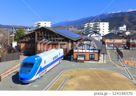 【愛媛県】快晴の四国鉄道文化館とフリーゲージトレイン 【愛媛県】快晴の四国鉄道文化館とフリーゲージトレイン 124198370