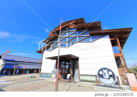 【愛媛県】快晴の四国鉄道文化館の北館 【愛媛県】快晴の四国鉄道文化館の北館 124198372