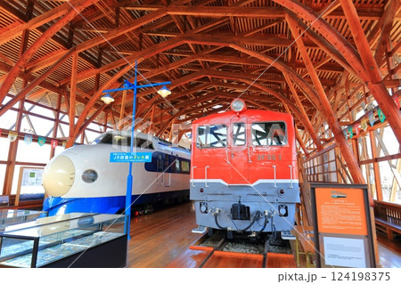 【愛媛県】快晴の四国鉄道文化館の0系新幹線とディーゼル機関車 124198375