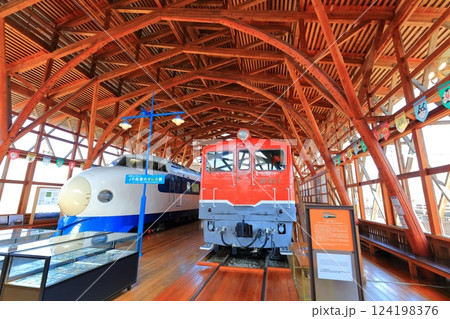 【愛媛県】快晴の四国鉄道文化館の0系新幹線とディーゼル機関車 124198376