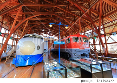 【愛媛県】快晴の四国鉄道文化館の0系新幹線とディーゼル機関車 124198377