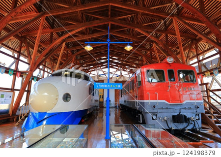 【愛媛県】快晴の四国鉄道文化館の0系新幹線とディーゼル機関車 124198379