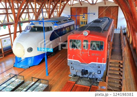 【愛媛県】快晴の四国鉄道文化館の0系新幹線とディーゼル機関車 【愛媛県】快晴の四国鉄道文化館の0系新幹線とディーゼル機関車 124198381