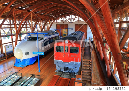 【愛媛県】快晴の四国鉄道文化館の0系新幹線とディーゼル機関車 124198382
