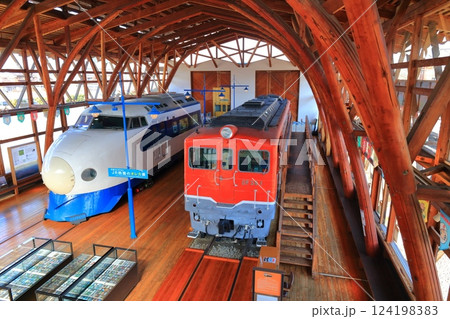 【愛媛県】快晴の四国鉄道文化館の0系新幹線とディーゼル機関車 124198383