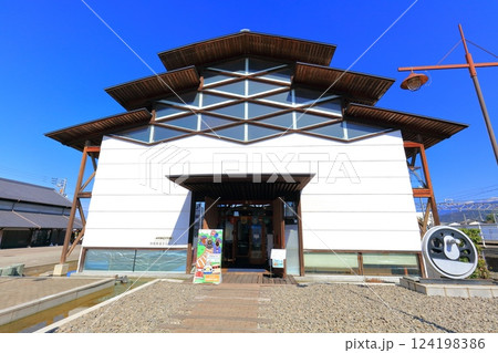【愛媛県】快晴の四国鉄道文化館の北館 124198386