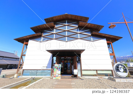 【愛媛県】快晴の四国鉄道文化館の北館 【愛媛県】快晴の四国鉄道文化館の北館 124198387