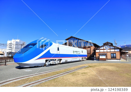 【愛媛県】快晴の四国鉄道文化館とフリーゲージトレイン 【愛媛県】快晴の四国鉄道文化館とフリーゲージトレイン 124198389