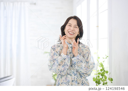 花柄のブラウスを着た笑顔のミドル女性 花柄のブラウスを着た笑顔のミドル女性 124198546