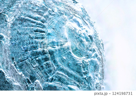 巨大な「氷の惑星」をテーマにしたイメージイラスト(レタッチ&色彩加工画像) 巨大な「氷の惑星」をテーマにしたイメージイラスト(レタッチ&色彩加工画像) 124198731