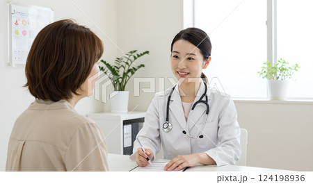 患者を問診で診察している女性医師, AI生成 124198936