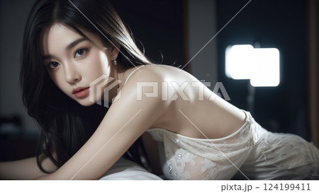 白いドレスを着た長い黒髪の若いアジア人 白いドレスを着た長い黒髪の若いアジア人 124199411