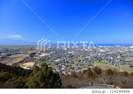 【愛媛県】快晴の西条市街地 124199498