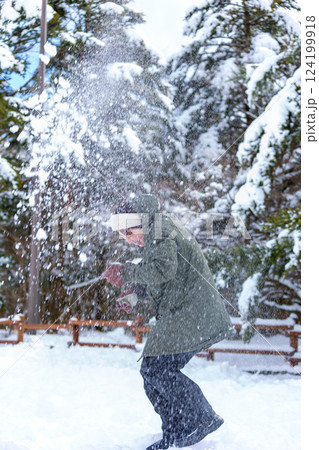 雪遊びをする女性 124199918