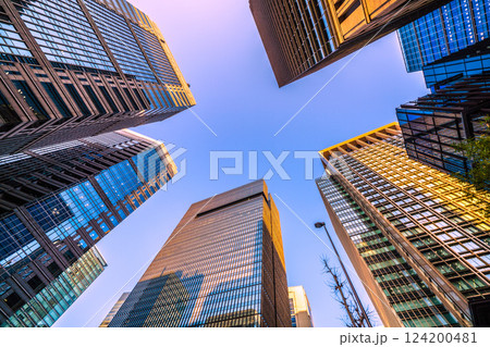 日本の東京都市景観　夕日を浴びてオレンジ色に染まる大手町や丸の内のオフィスビル群などを望む 124200481