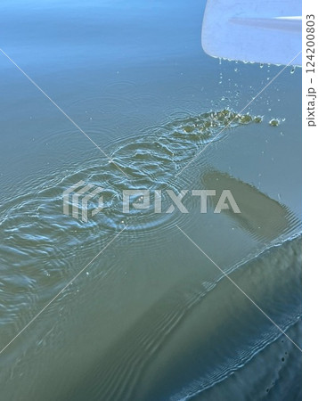 カヌーのオールと水面に残る水滴 124200803