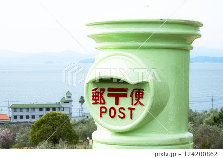 小豆島オリーブ公園にあるオリーブ色の郵便ポスト 小豆島オリーブ公園にあるオリーブ色の郵便ポスト 124200862