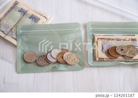 お財布代わりのジップバック 124201187