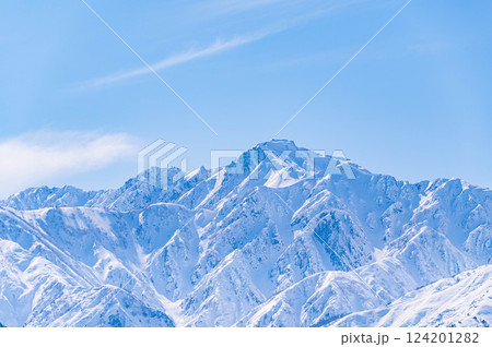 雪形が見える前の早春の五竜岳 雪形が見える前の早春の五竜岳 124201282