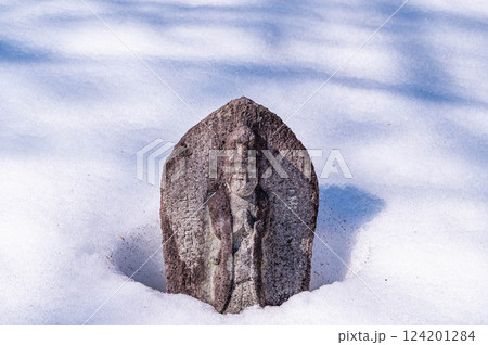雪に埋もれる青鬼集落の石仏 124201284