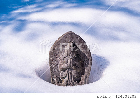 雪に埋もれる青鬼集落の石仏 124201285