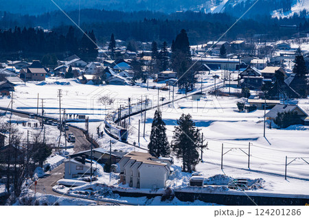 早春の白馬の自然風景 早春の白馬の自然風景 124201286