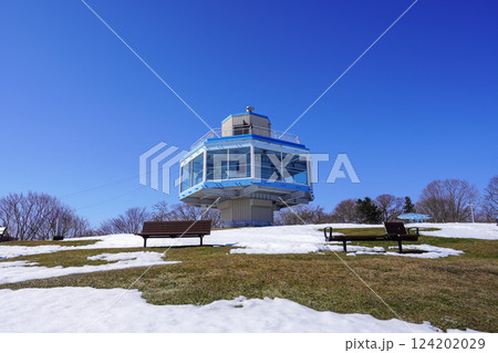 雪解けの進む流氷展望台（紋別公園） 124202029