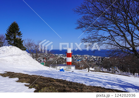紋別灯台とオホーツクの水平線 124202036