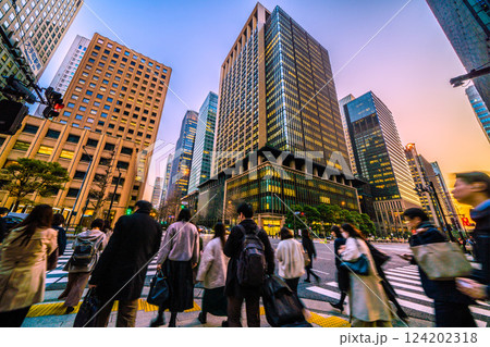 日本の東京都市景観 帰宅など。大手町から大手町駅前の交差点などを望む。奥は丸の内=3月21日 日本の東京都市景観 帰宅など。大手町から大手町駅前の交差点などを望む。奥は丸の内=3月21日 124202318