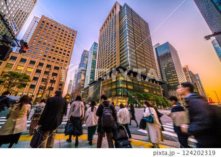 日本の東京都市景観 帰宅など。大手町から大手町駅前の交差点などを望む。奥は丸の内＝3月21日 124202319