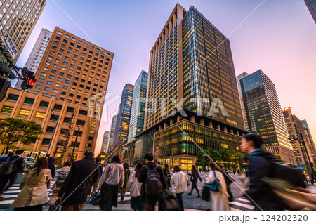 日本の東京都市景観 帰宅など。大手町から大手町駅前の交差点などを望む。奥は丸の内＝3月21日 124202320