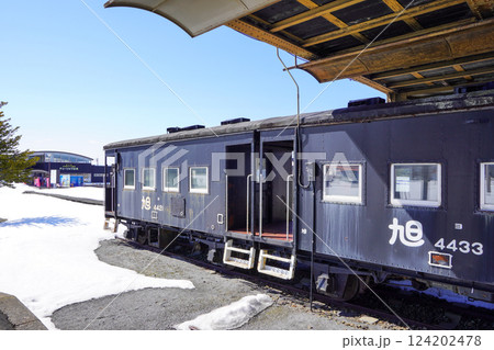 中湧別駅跡にて、跨線橋と保存車両。 中湧別駅跡にて、跨線橋と保存車両。 124202478