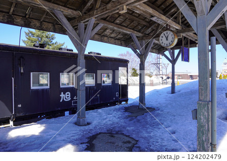 中湧別駅跡にて、跨線橋と保存車両。 124202479
