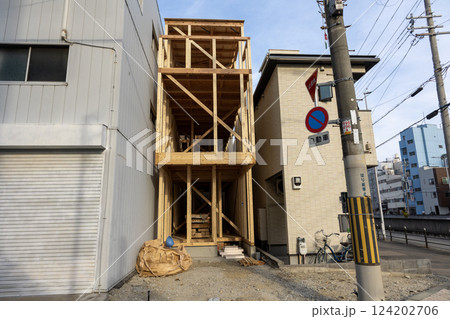 建設中の新築住宅の木造フレーム 124202706