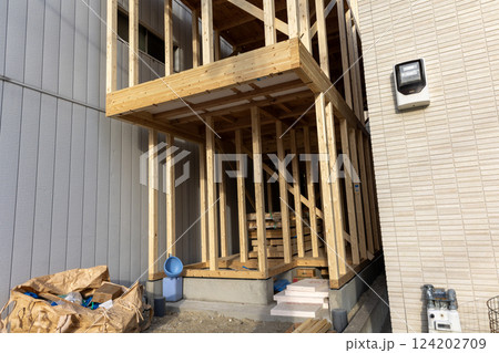 建設中の新築住宅の木造フレーム 124202709