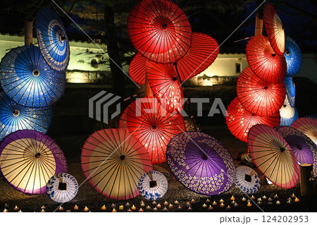 ライトアップされたカラフルな和傘 124202953