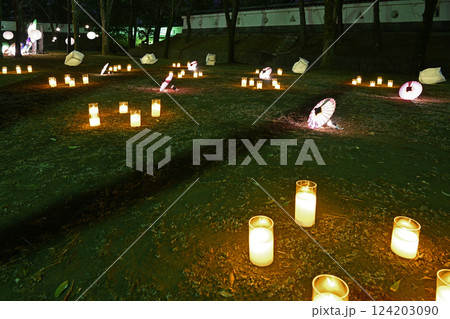 蝋燭の灯りと和傘 124203090