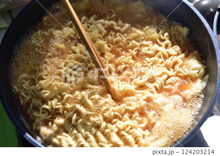キャンプ場で作るインスタントラーメン 124203214