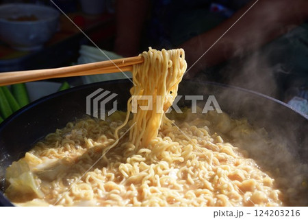 キャンプ場で作るインスタントラーメン キャンプ場で作るインスタントラーメン 124203216