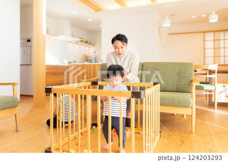 リビングでくつろぐ4人家族 リビングでくつろぐ4人家族 124203293